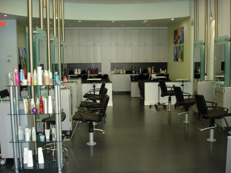 Hot Heads Salon
 1