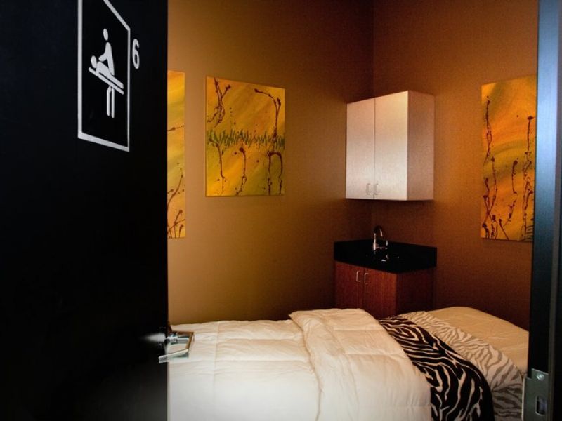 Element Six Salon & Spa
 1