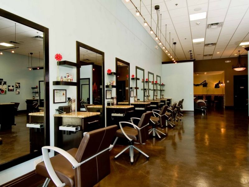 Dolce Vita Salon
 1