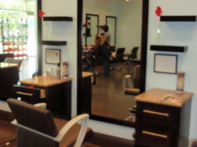 Dolce Vita Salon
 1