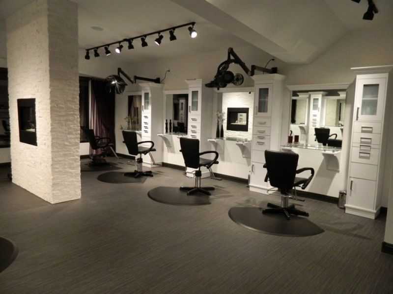 In Style Salon & Spa
 1