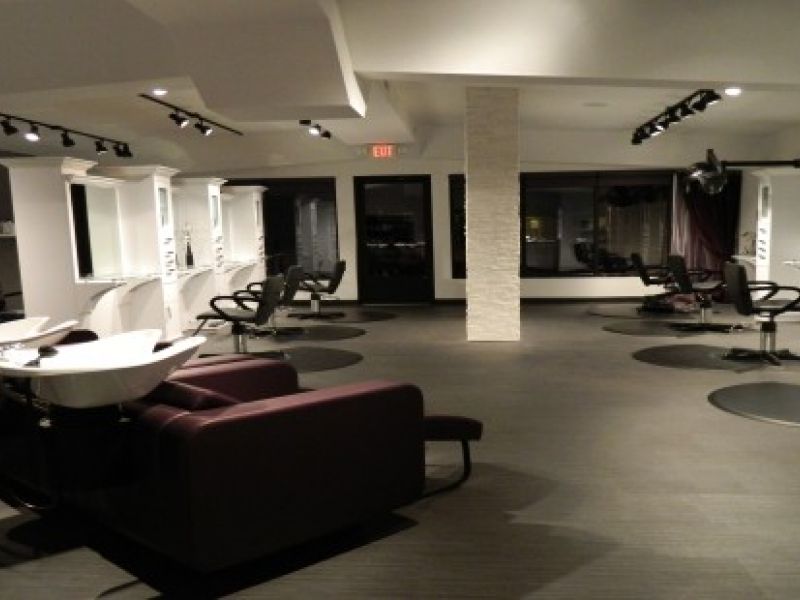 In Style Salon & Spa
 1